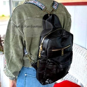 🤩 Sling Backpack w/ Adjustable straps and lots of pockets